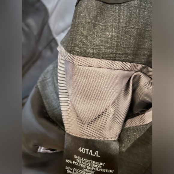 Kenneth Cole suit, jacket is 40T/L/L and pants are 32x32. - Picture 2 of 4